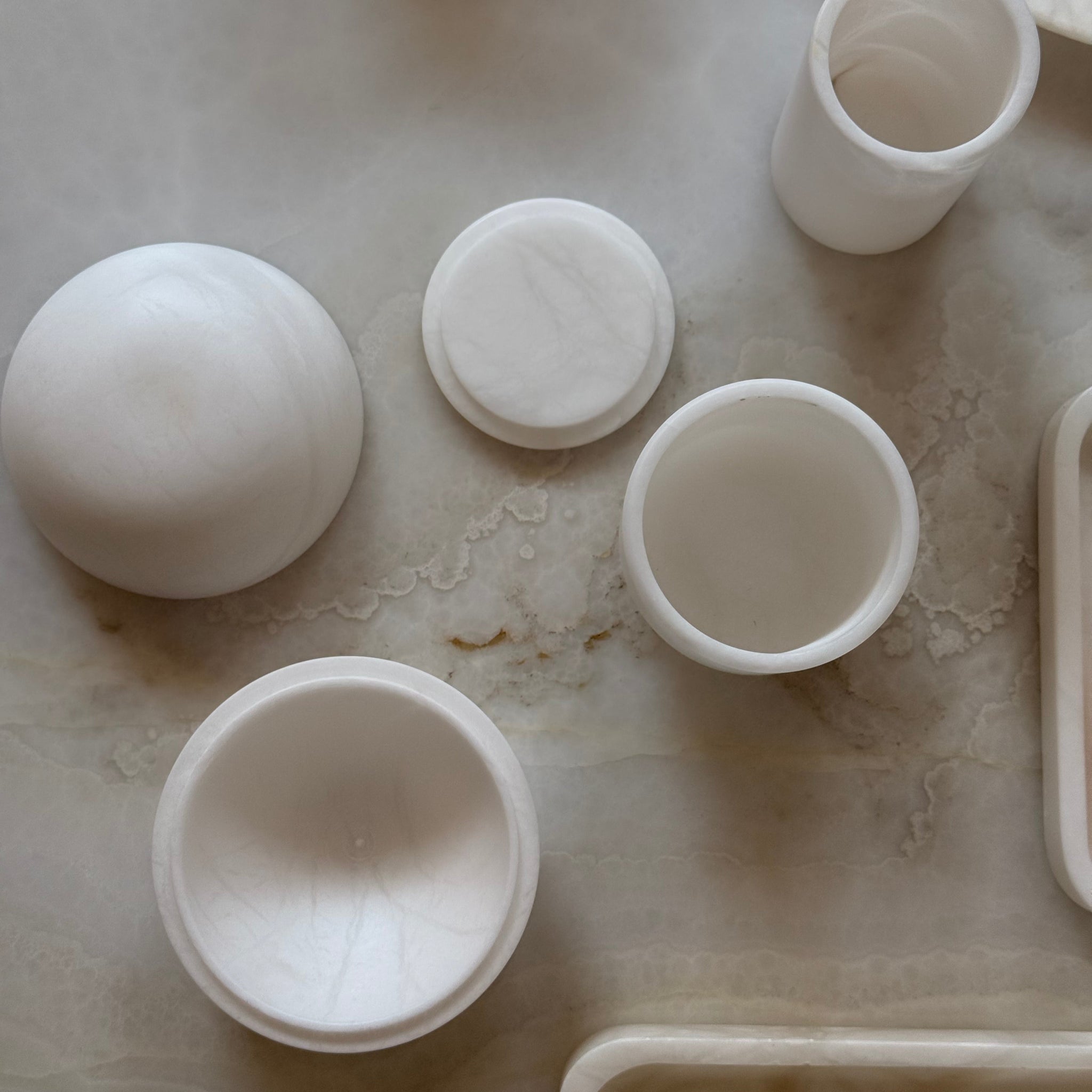 alabaster round box with lid / portaoggetti rotondo | ⌀10 x h 8 cm