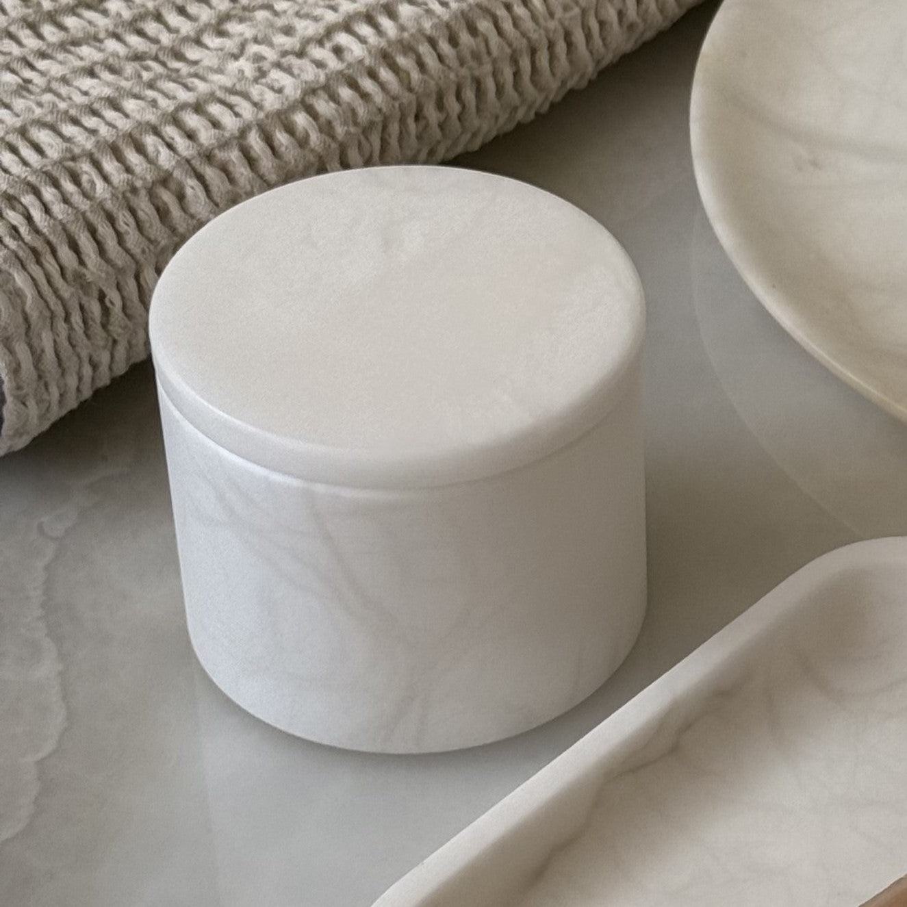 alabaster round box with lid / portaoggetti rotondo | ⌀10 x h 8 cm